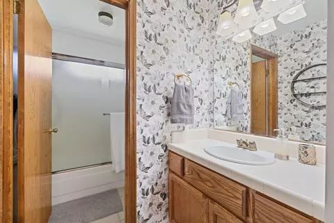 Bath - 426 Cork Oak Way, Lodi, CA 95242 photo 4 of 6