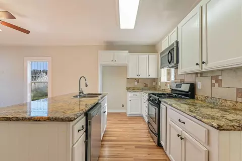 Kitchen - 121 Center St, Jackson, CA 95642 photo 5 of 8