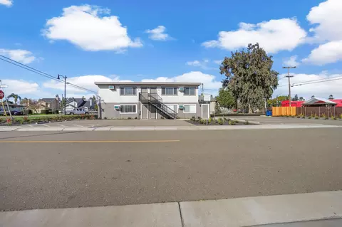 Exterior - 911 H St, Lathrop, CA 95330 photo 4 of 5