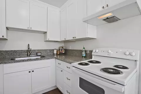 Kitchen - 911 H St, Lathrop, CA 95330 photo 12 of 14