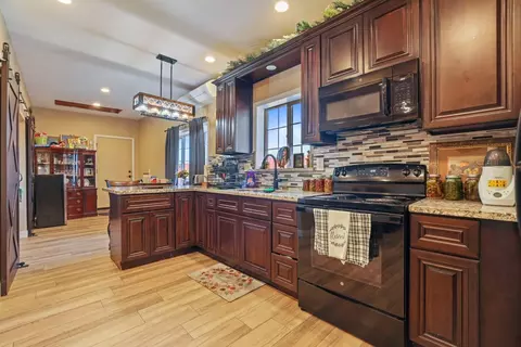 Kitchen - 3901 S Mitchell Rd, Turlock, CA 95380 photo 7 of 12