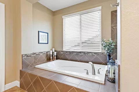 Bath - 1002 Georgetown Way, Rocklin, CA 95765 photo 3 of 4
