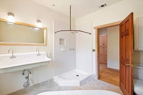 Bath - 6411 Grant Ave, Carmichael, CA 95608 photo 2 of 5