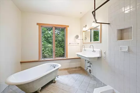 Bath - 6411 Grant Ave, Carmichael, CA 95608 photo 1 of 5