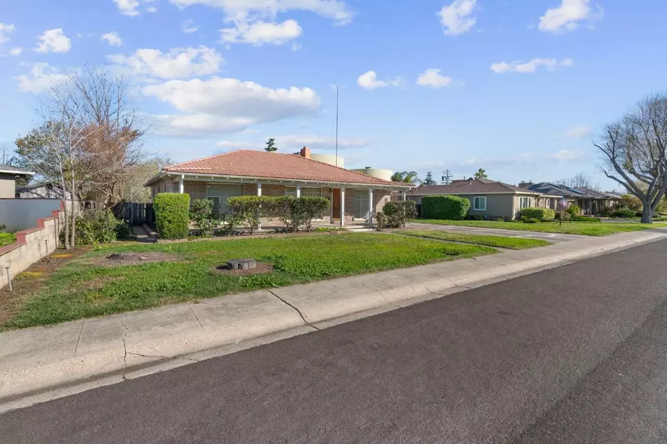 2557 W Mendocino Ave, Stockton, CA 95204 22 Photos Movoto