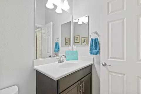 Bath - 1070 Dimaggio Way, Galt, CA 95632 photo 2 of 8