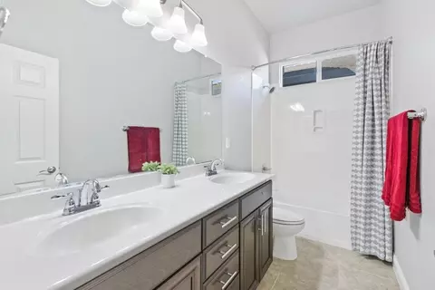 Bath - 1070 Dimaggio Way, Galt, CA 95632 photo 7 of 8