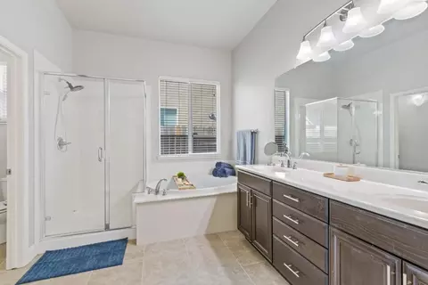 Bath - 1070 Dimaggio Way, Galt, CA 95632 photo 5 of 8