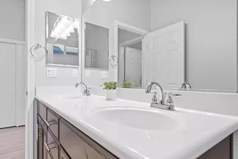 Bath - 1070 Dimaggio Way, Galt, CA 95632 photo 8 of 8