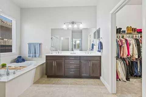 Bath - 1070 Dimaggio Way, Galt, CA 95632 photo 3 of 8