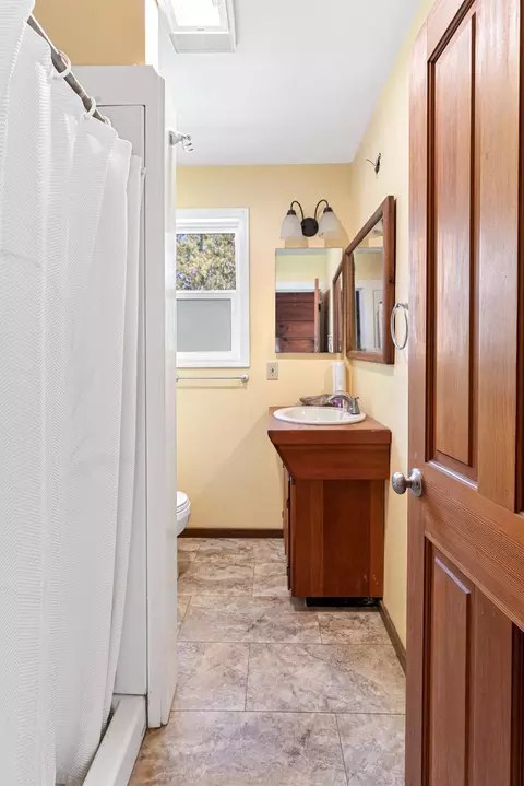 Bath - 5909 E Armstrong Rd, Lodi, CA 95240 photo 1 of 9