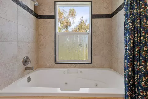 Bath - 5909 E Armstrong Rd, Lodi, CA 95240 photo 3 of 9