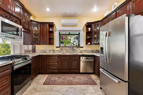 Kitchen - 5909 E Armstrong Rd, Lodi, CA 95240 photo 3 of 4