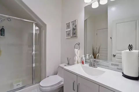 Bath - 1988 London Ave, Manteca, CA 95336 photo 7 of 8
