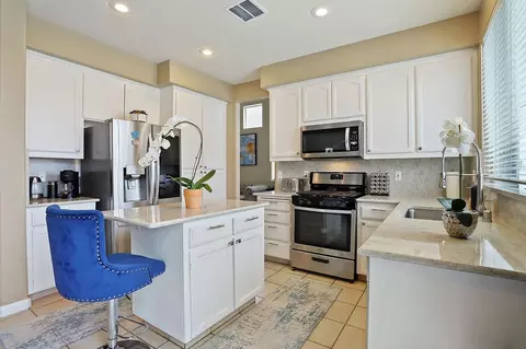 Kitchen - 1988 London Ave, Manteca, CA 95336 photo 4 of 5