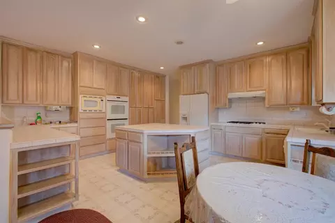Kitchen - 7906 W Bates Rd, Tracy, CA 95304 photo 4 of 11
