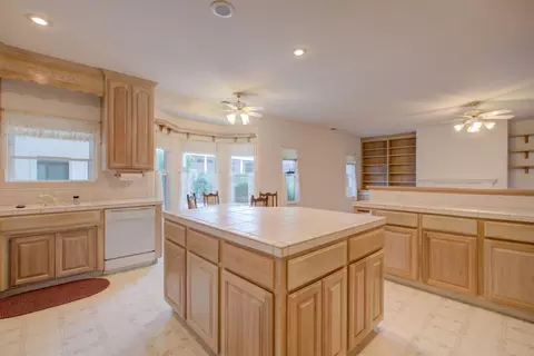Kitchen - 7906 W Bates Rd, Tracy, CA 95304 photo 8 of 11