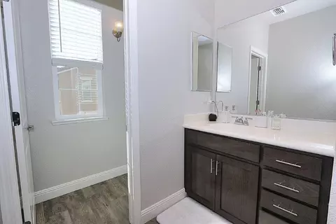 Bath - 905 Posey St, Galt, CA 95632 photo 3 of 6
