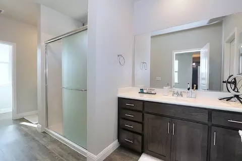Bath - 905 Posey St, Galt, CA 95632 photo 5 of 6