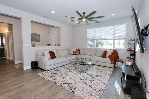 Living - 905 Posey St, Galt, CA 95632 photo 3 of 4