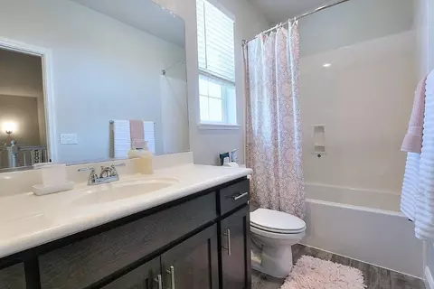 Bath - 905 Posey St, Galt, CA 95632 photo 6 of 6