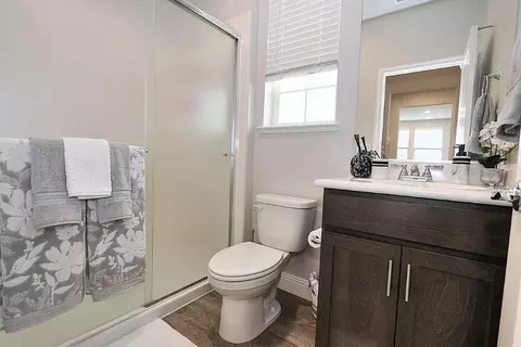 Bath - 905 Posey St, Galt, CA 95632 photo 2 of 6
