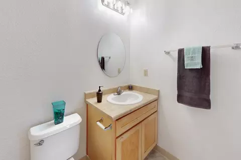 Bath - 4317 Lever Ave, Olivehurst, CA 95961 photo 2 of 4