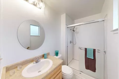 Bath - 4317 Lever Ave, Olivehurst, CA 95961 photo 4 of 4