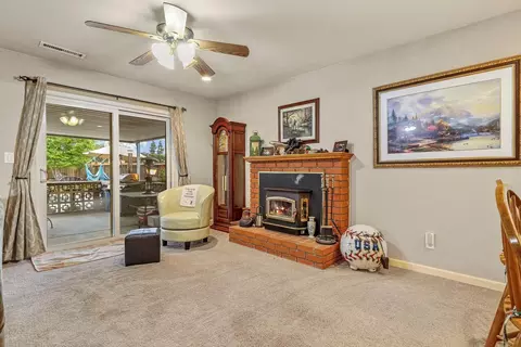 Living - 1631 Elizabeth Ave, Modesto, CA 95355 photo 4 of 5