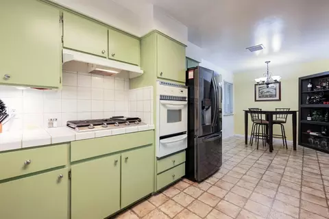 Kitchen - 1631 Elizabeth Ave, Modesto, CA 95355 photo 3 of 6