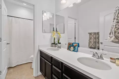 Bath - 1409 Crystal Dr, Lathrop, CA 95330 photo 5 of 8