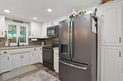 Kitchen - 320 Brian Ln, Turlock, CA 95382 photo 4 of 7