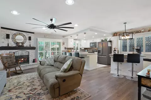 Living - 320 Brian Ln, Turlock, CA 95382 photo 1 of 4