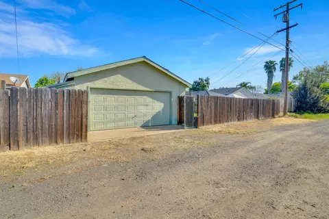Exterior - 1022 Alameda Dr, Modesto, CA 95351 photo 10 of 11