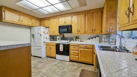 Kitchen - 13743 Bowman Rd, Pine Grove, CA 95665 photo 3 of 8