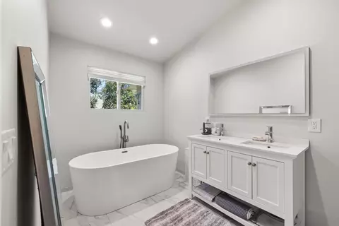 Bath - 4405 Layburn Ct, Antelope, CA 95843 photo 2 of 5