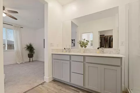 Bath - 990 Ayers Ln, Galt, CA 95632 photo 2 of 3