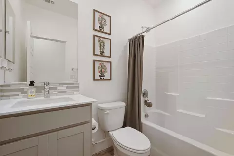 Bath - 990 Ayers Ln, Galt, CA 95632 photo 3 of 3