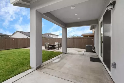 Exterior - 990 Ayers Ln, Galt, CA 95632 photo 4 of 6
