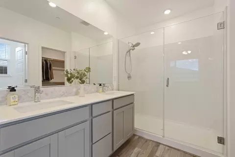 Bath - 990 Ayers Ln, Galt, CA 95632 photo 1 of 3