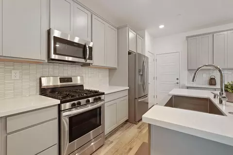 Kitchen - 990 Ayers Ln, Galt, CA 95632 photo 4 of 6