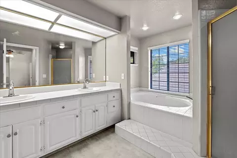 Bath - 1132 Rivergate Dr #11, Lodi, CA 95240 photo 4 of 7