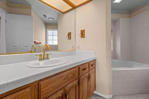 Bath - 1132 Rivergate Dr #11, Lodi, CA 95240 photo 2 of 7