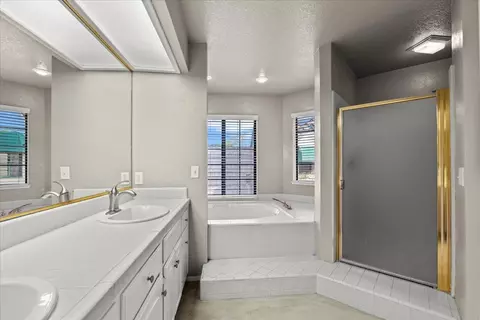 Bath - 1132 Rivergate Dr #11, Lodi, CA 95240 photo 6 of 7
