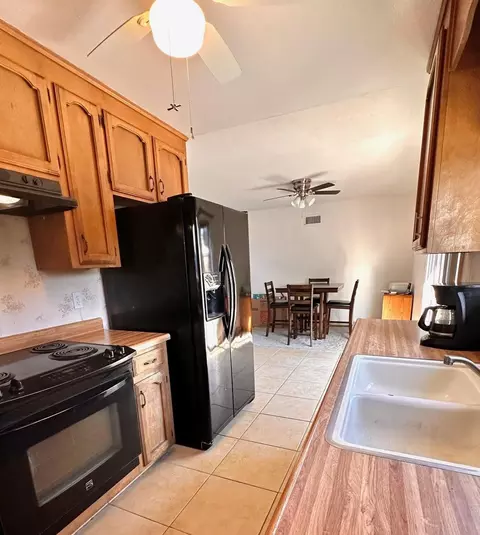 Kitchen - 1334 Armstrong Dr, Manteca, CA 95336 photo 4 of 5