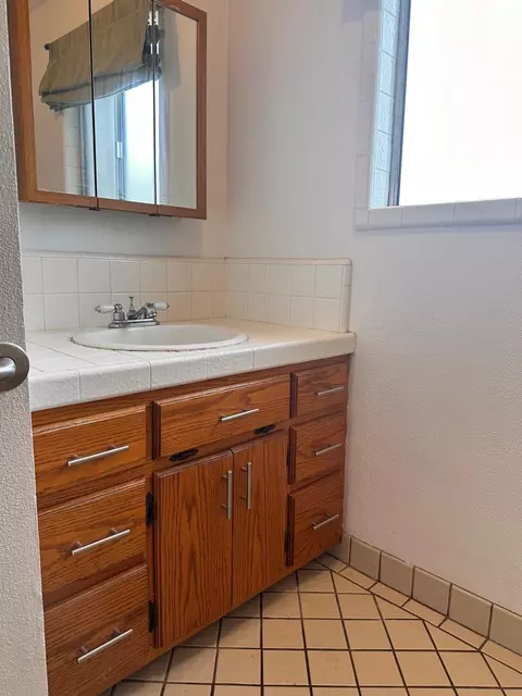 Bath - 1334 Armstrong Dr, Manteca, CA 95336 photo 4 of 4