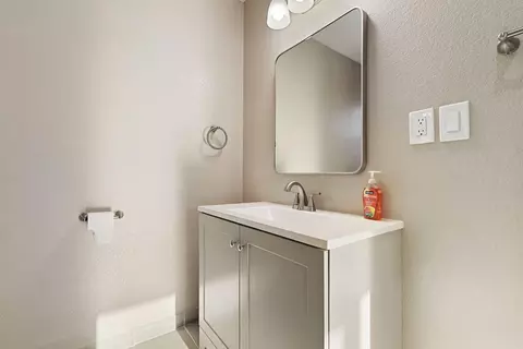 Bath - 511 Alicante Dr, Lodi, CA 95240 photo 4 of 7
