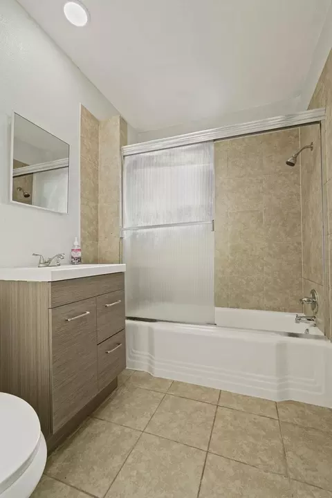 Bath - 511 Alicante Dr, Lodi, CA 95240 photo 2 of 7