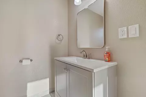 Bath - 511 Alicante Dr, Lodi, CA 95240 photo 7 of 7