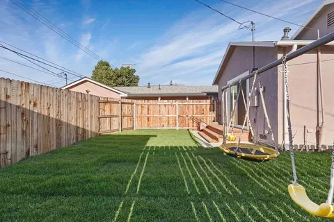 Exterior - 511 Alicante Dr, Lodi, CA 95240 photo 10 of 24